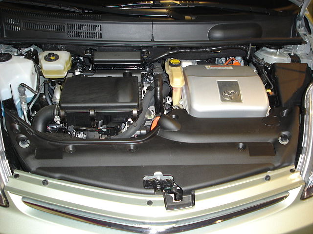   Моторный отсек Toyota Prius второго поколения
